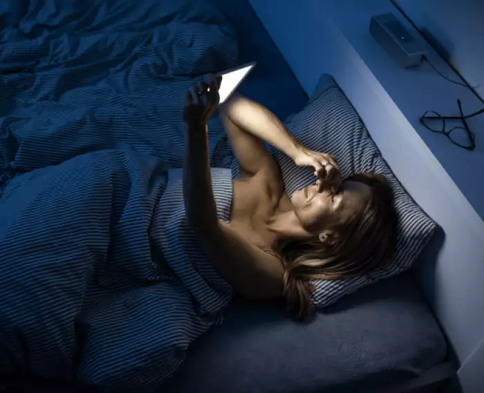 Článek 9 tipů, jak zredukovat množství modrého světla a zajistit si tak lepší spánek